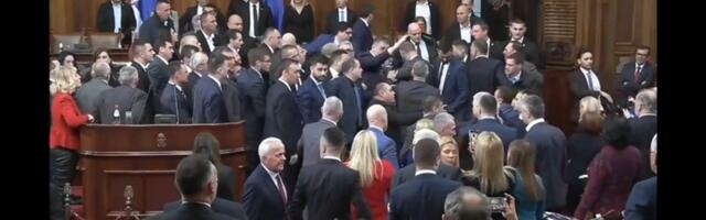 Инцидент у Скупштини, опозиција прекинула Вучићево обраћање