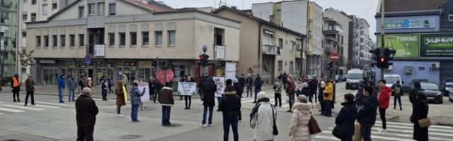 Kragujevčani 28. dan na 15 minuta blokirali raskrsnicu kod  Uzora  (FOTO)