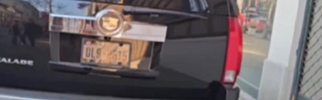 Parkirao se nasred trotoara, a onda dao pun gas u pravcu pešaka (VIDEO)