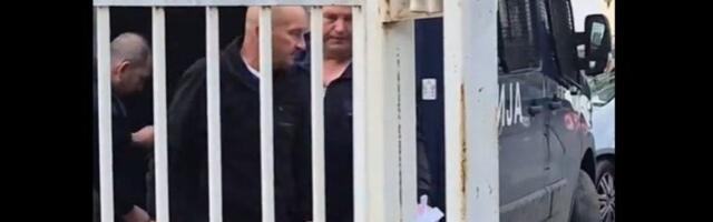 Hoda mirno i bez lisica na rukama! Ekskluzivni snimak privođenja vlasnika diskoteke smrti! (VIDEO)