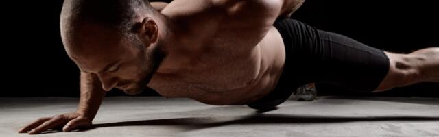 Sklekovi ti deluju dosadno? Ovih 5 trikova pretvoriće ih u brutalno dobar trening za celo telo