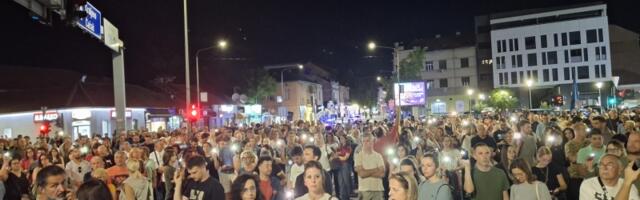 Sećanje u tišini - Kragujevac obeležio deset meseci od pada nadstrešnice u Novom Sadu (FOTO)