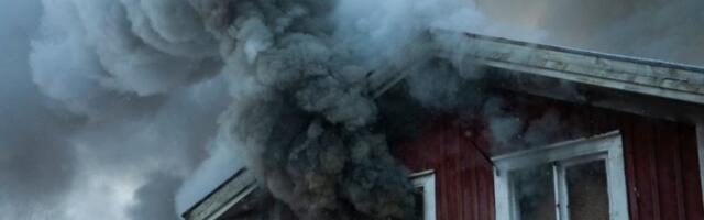 IZGORELA KUĆA ZBOG SOLARNIH PANELA! Vatrogasci na licu mesta! (VIDEO)