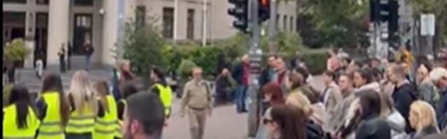 "16 minuta tišine" za stradale u NS: Odata pošta žrtvama u padu nadstrešnice u više gradova (VIDEO)