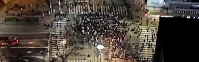 Zgubidani blokiraju centar Beograda: Šaka blokadera se okupila ispred Pravnog fakulteta (VIDEO)