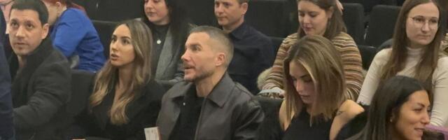 Važio za večitog neženju, sad došao na koncert sa verenicom: Evo koga smo "ulovili" na koncertu Tropiko benda