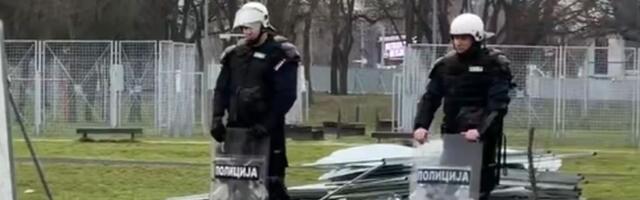 VIDEO Protest zbog planiranog Akvarijuma: Kordon policije brani ogradu, građani kažu "Nema gradnje"