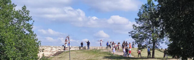 Сутра топлије, мало до умерено облачно