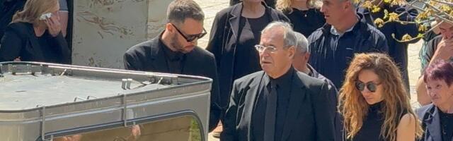 Tužna povorka krenula na groblju Lešće! Sin pridržava Čedu Markovića, tuga i muk na sahrani njegove Ljiljane