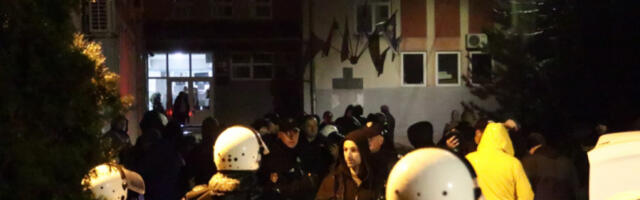 NAPADAJU LJUDE I TO ZBOG SLIČICA! Pogledajte još jedan snimak nasilja blokadera! (VIDEO)