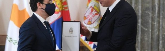 KIPAR JE UVEK BIO UZ NAŠU ZEMLJU I NAŠ NAROD UPRKOS PRITISCIMA! Vučić uručio ministru inostranih poslova Kipra Orden srpske zastave prvog stepena! Foto