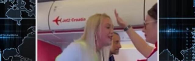 Žena HISTERISALA u avionu: Prinudno sleteli (VIDEO)