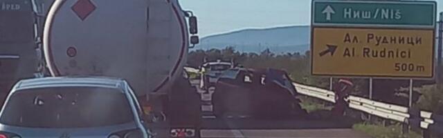 POZNATO STANJE POVREĐENIH U NESREĆI NA AUTOPUTU! Dečak (14) ima naprsnuće jednog rebra