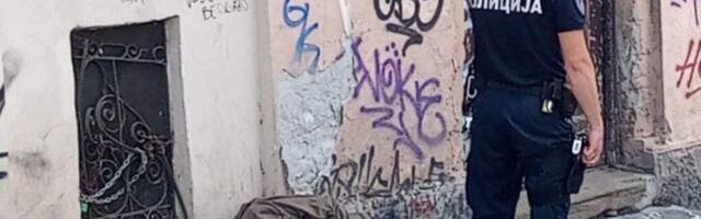 (VIDEO+FOTO) JEZIVA SCENA NA ZELENOM VENCU! Migrant nepomično leži, policija na licu mesta, stiže i Hitna pomoć!