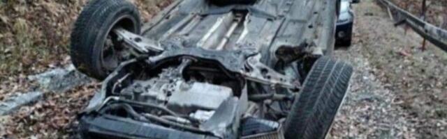 MLADI PRIBOJAC TEŠKO POVREĐEN U SAOBRAĆAJNOJ NESREĆI KOD UVCA! Automobil potpuno smrskan, prevrnuo se nekoliko puta i završio na KROVU! (FOTO)
