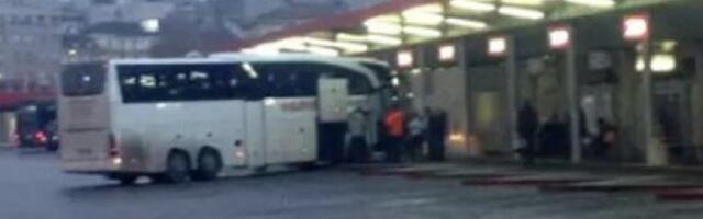 VOZAČ IZBO PUTNIKA! NA AUTOBUSKOJ STANICI! Posvađali se, PA ZABIO NOŽ ŽRTVI U LEĐA