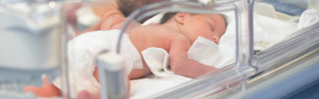 DVE BEBE su rođene istog dana, a sestre su se prema njima ponašale RAZLIČITO - ono što se desilo posle niko nije očekivao