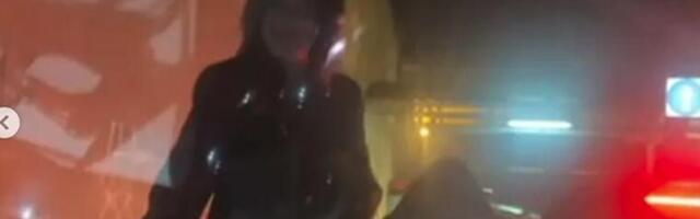 JE L' ONA TO BEZ GAĆICA NA HAUBI? Teodosićevoj ženi otkazale kočnice, digla NOGU u vis i zaboravila da NEMA...