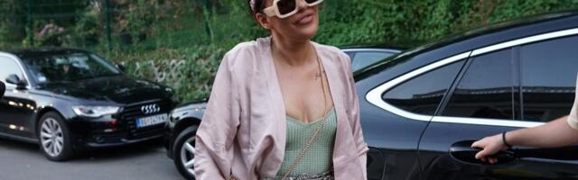 Ana Nikolić snimila svoje gole grudi: Pevačica se raspištoljila na garnituri (VIDEO)