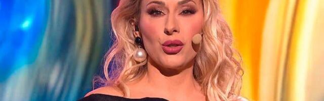 Kad voditeljka "Slagalice" pokaže vrelu stranu! U čipkanim čarapama prošetala gradom, a gore samo - sako