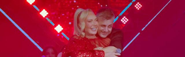 Lepa Brena SPECIJALNI GOST na koncertu LEKSINGTONA: Izašla pred publiku cela u šljokicama - Njihov zagrljaj zabeležili svi! (VIDEO)