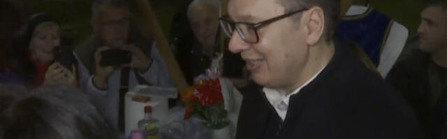 Вучић у Путинцима присуствује отварању спортске хале и разговара са грађанима