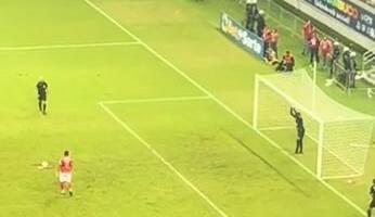 GOLMAN I SUDIJA OSTALI ZATEČENI, A ONDA JE IGRAČ NA NAJLUĐI NAČIN IZVEO PENAL! Fudbal ovako nešto ne pamti, pogledajte gol koji će se prepričavati