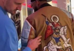 NBA AS NA OL-STAR DOŠAO U JAKNI SA SVETIM ĐORĐEM: Moraću da obnovim lekciju iz istorije! Jokić ostao u čudu: Gledam i vidim nešto mi poznato!