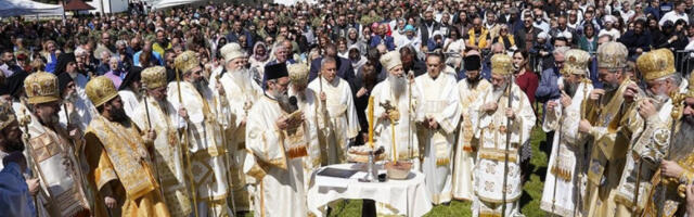 KAO DA SE CELA SRBIJA SLILA DANAS U LELIĆ: Veliko sabranje predvodili patrijarh i 15 vladika (FOTO)