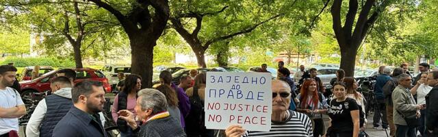VIDEO: Građani ispred novosadskog suda pred prvo ročište po tužbi profesora protiv MUP-a