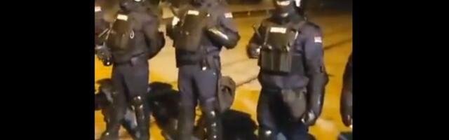 FOTO, VIDEO: Veliki broj policajaca uklonio šator i oterao aktiviste sa Starog savskog mosta