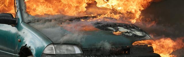 Automobil u plamenu: Izgorelo vozilo u beogradskom naselju Kaluđerica