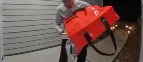 DOSTAVLJAČ JOJ DONEO HRANU, PA URADIO NEŠTO ODVRATNO: Snimila ga na kućnom pragu i ostala u šoku! Pogledajte šta radi sa hranom (VIDEO)