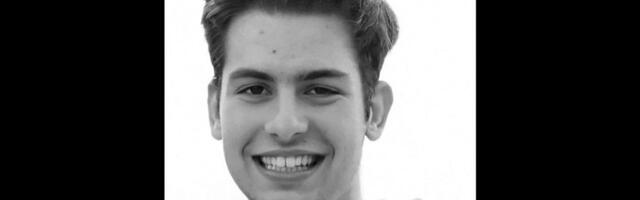 Potresan prizor ispred škole koju je pohađao Marko (18): Drugovi ga ispratili na večni počinak, majka neutešna