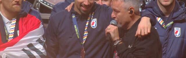 TOMPSONU ZBOG OVOGA NIJE DOBRO: Pogledajte poruku koja se pojavila tokom njegovog nastupa na dočeku rukometaša! O ovome bruje svi