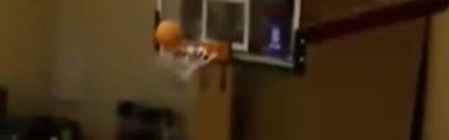 DA LI JE OVO NAJLUĐI POGODAK U KOŠARCI IKADA?! Fizika prestala da postoji, a lopta je dva puta ušla u koš! Svi u neverici gledali!