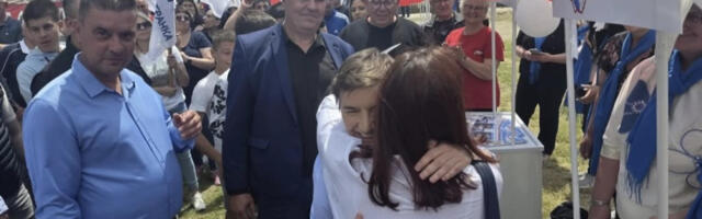 “Nastavićemo da se borimo za Srbiju mira i stabilnosti, nećemo nasilje”: Brnabić sa građanima u Aleksincu (FOTO)