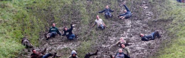 У Енглеској одржано такмичење у котрљању колутова сира