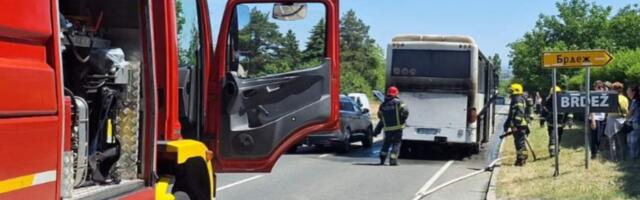 Drama na putu kod Inđije! Autobus buknuo usred vožnje, vozač hitrom reakcijom sprečio KATASTROFU
