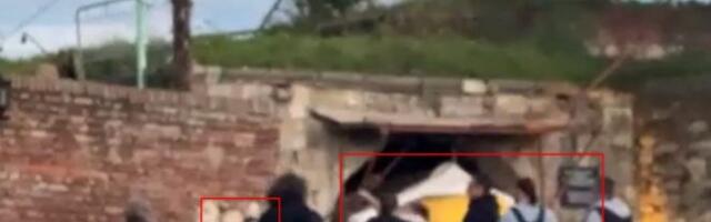 UZNEMIRUJUĆI VIDEO! "Pašće preko zida" vrište prolaznice, TU JE I DETE, a OBEZBEĐENJE U KLINČU S ČOVEKOM!