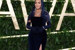 Георгина покрила главу, а избацила ногу,  на  додели награда „Joy Awards“ 2023.