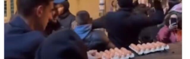 Opština Rača ZASUTA JAJIMA, građani pokazali nezadovoljstvo (VIDEO)
