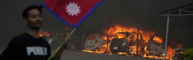 Zapaljena najveća medijska kuća u Nepalu (VIDEO)