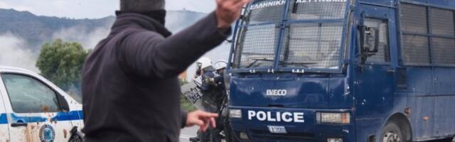 HAOS I NA KRITU! Poljoprivrednici upali na aerodrome, gađaju policiju kamenjem i prevrću automobile! HILJADAMA TRAKTORA BLOKIRALI I PUTEVE! (FOTO)