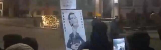 NA SKUPU BLOKADERA U ČAČKU OKUPLJENO SVEGA 150 LJUDI: Izveli sramni "performans" - gađali jajima transparent na kom je nacrtan predsednik Vučić (VIDEO)