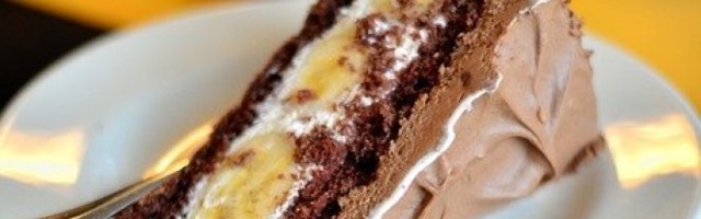 KOLAČ SA BANANAMA I KEKSOM KOJI SE NE PEČE! Jednostavna i ukusna poslastica za CELU PORODICU!