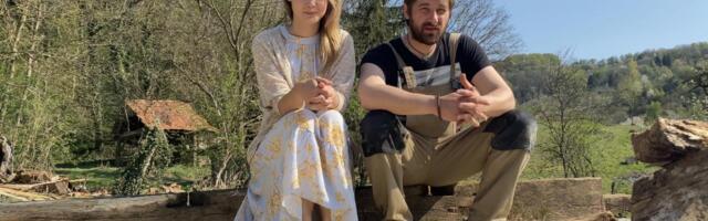 U zemljotresu izgubili kuću pa živeli u kontejneru: U 12 kvadrata proveli godinu, a sad žive skladno sa dvoje dece