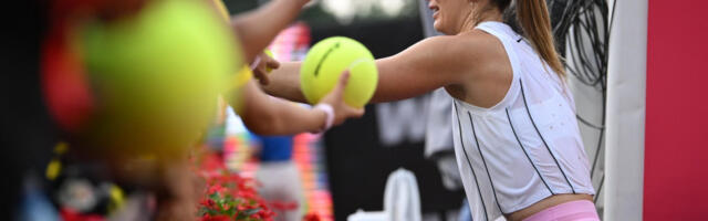 (VIDEO) Dokle više, kakav prostakluk! Jedna od najboljih teniserki divljala na terenu i gađala publiku reketom
