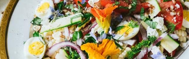Salata sa kukuruzom, paradajzom i tikvicama, obogaćena specijalnim prelivom