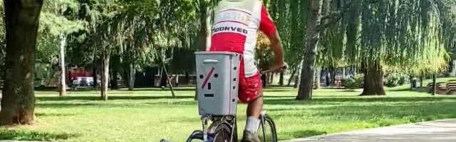 Kako je jedan biciklista u Nišu doskočio teškim i kabastim torbama sa pijace
